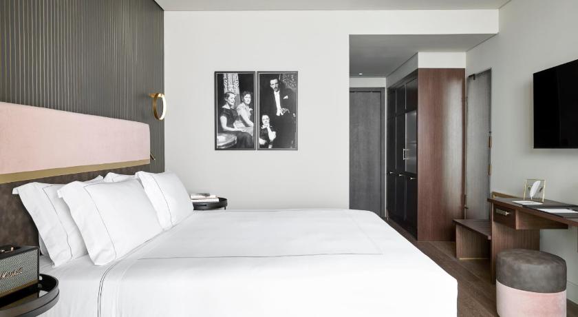 Image of Deluxe Sea View Room with Balcony 9