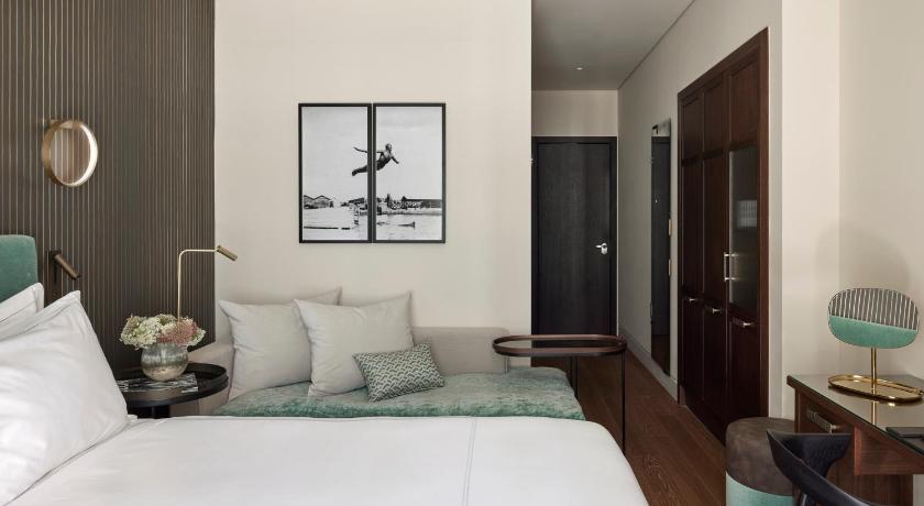 Image of Courtyard Executive Room 7