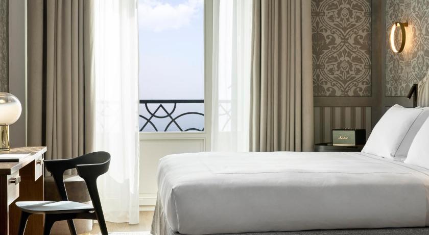 Image of Junior Suite Sea Front with Balcony 9