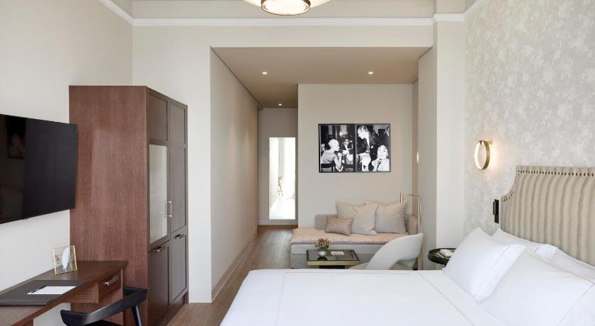 Image of Junior Suite Sea Front with Balcony 11