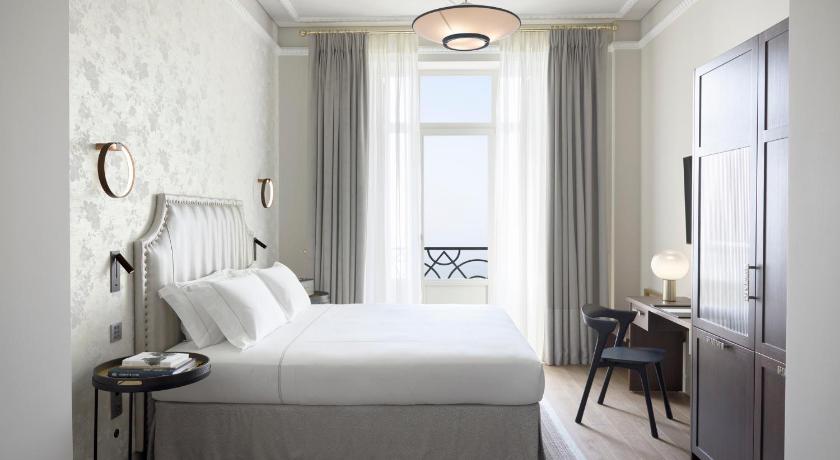 Image of Junior Suite Sea Front with Balcony 10