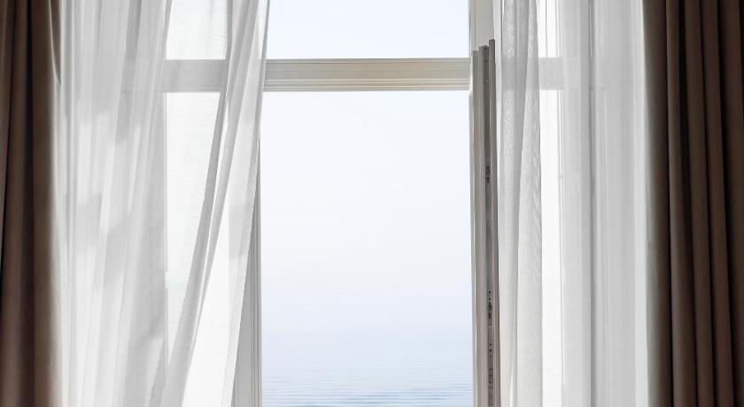 Image of Junior Suite Sea Front with Balcony 7