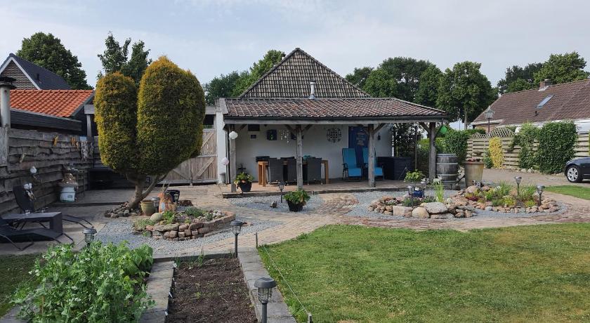 a house that has a garden in front of it, Bed & Breakfast de Runde in Emmer-Compascuum