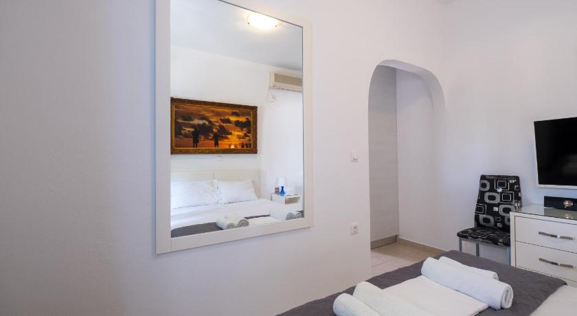 Adelphi Apartments photo