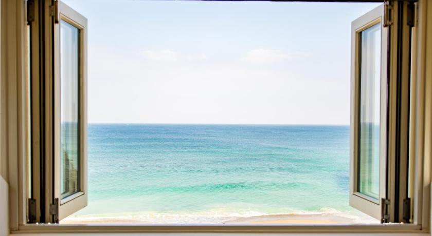 Tolcarne Beach Colonial Restaurant and Rooms photo