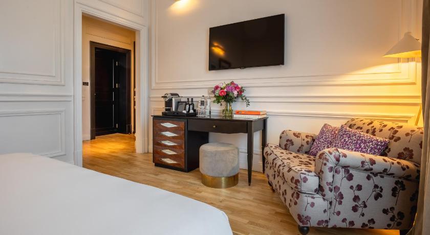 Image of Deluxe Room 8