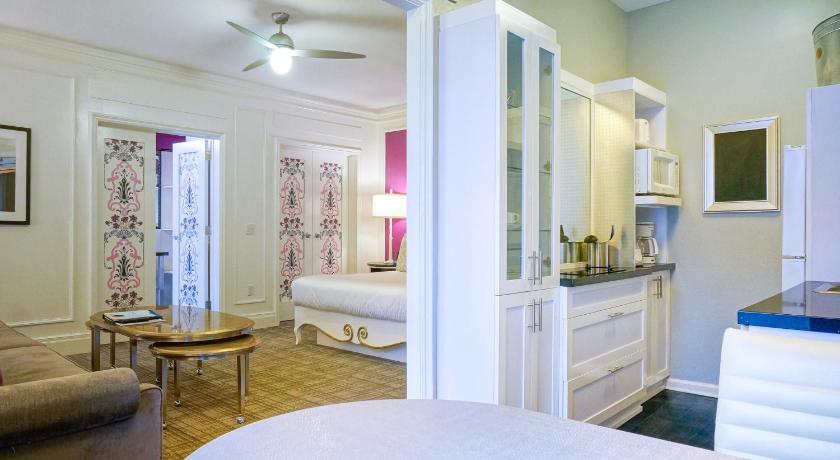 Image of Studio with Two Queen Beds 3