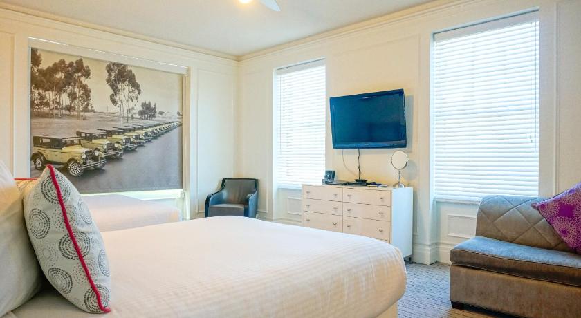 Image of Studio with Two Queen Beds 6