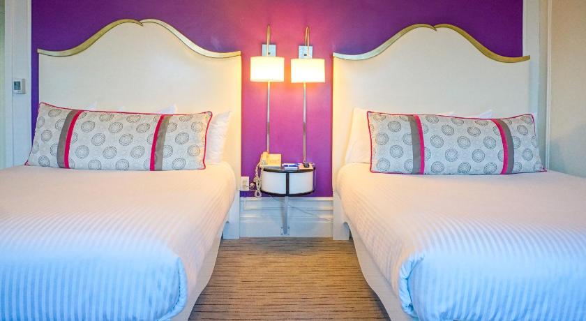 Image of Studio with Two Queen Beds 8