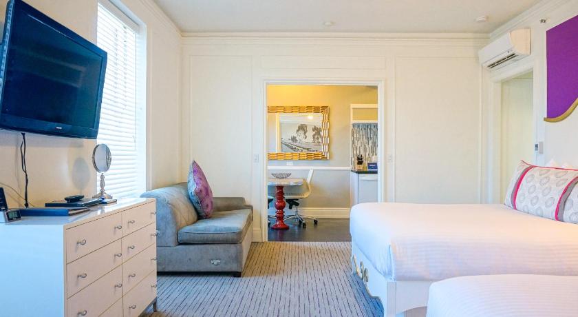 Image of Studio with Two Queen Beds 7