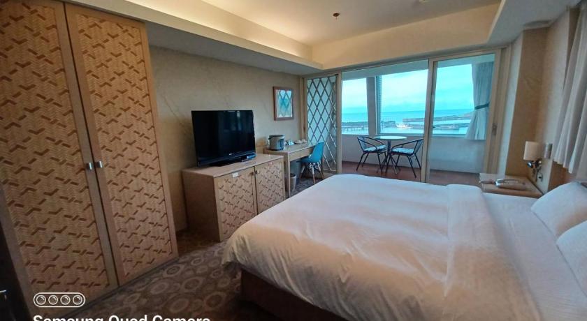 Image of Deluxe King Room with Ocean View and Balcony 5
