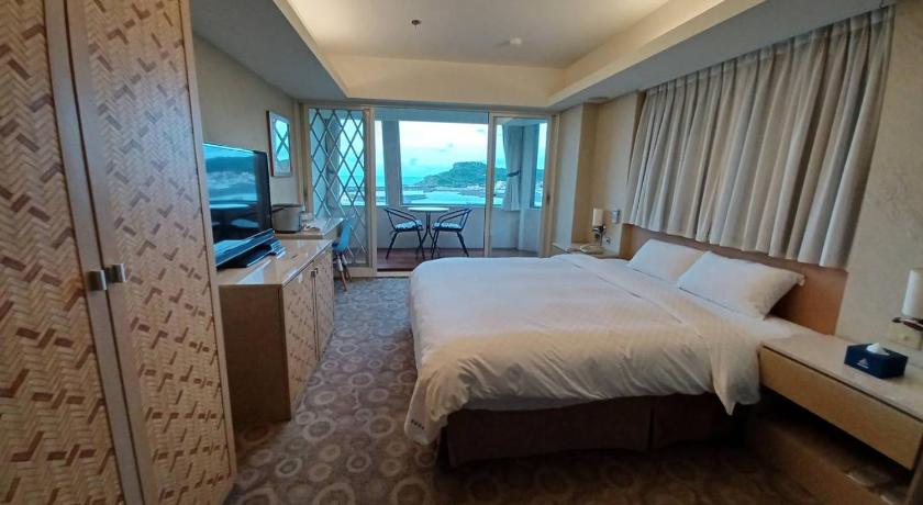 Image of Deluxe King Room with Ocean View and Balcony 3