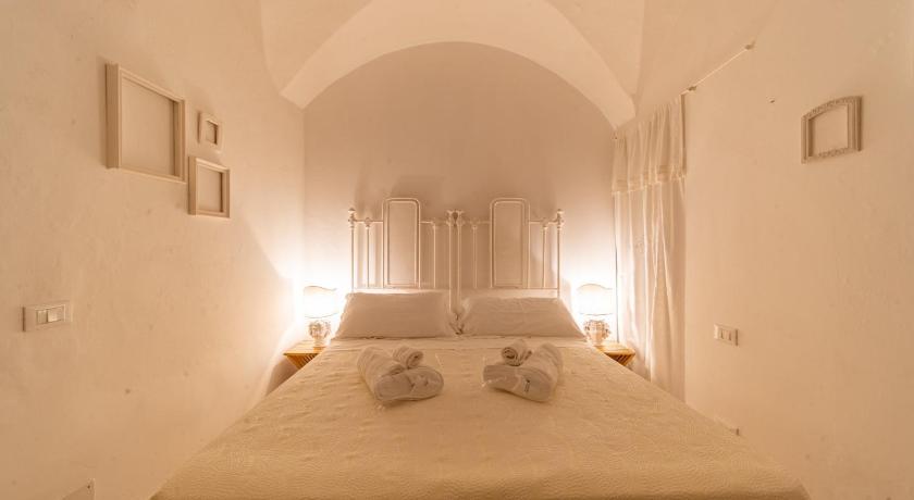 a bedroom with a bed and a window, B&B Centro Storico in Otranto