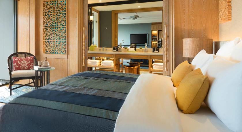 Bilde av 1 King Bed Suite Garden View 4