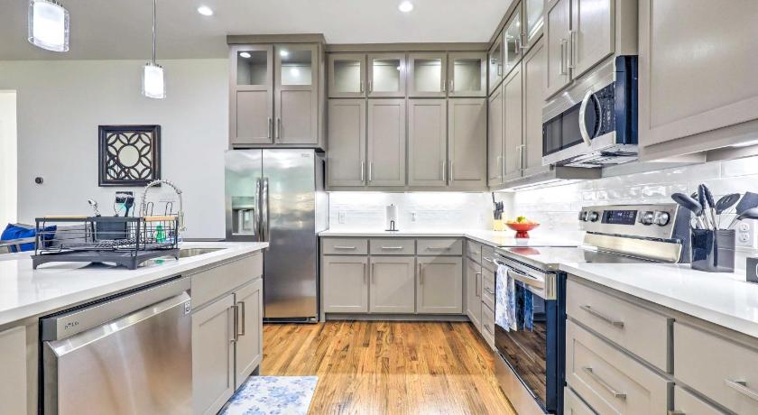 Chic and Spacious Dallas Getaway, 3 Mi to Dtwn! photo
