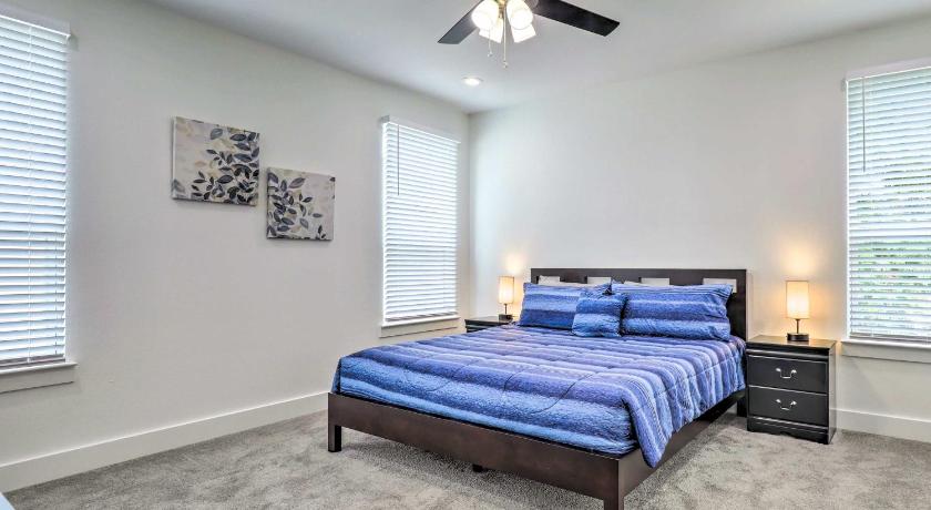 Chic and Spacious Dallas Getaway, 3 Mi to Dtwn! photo