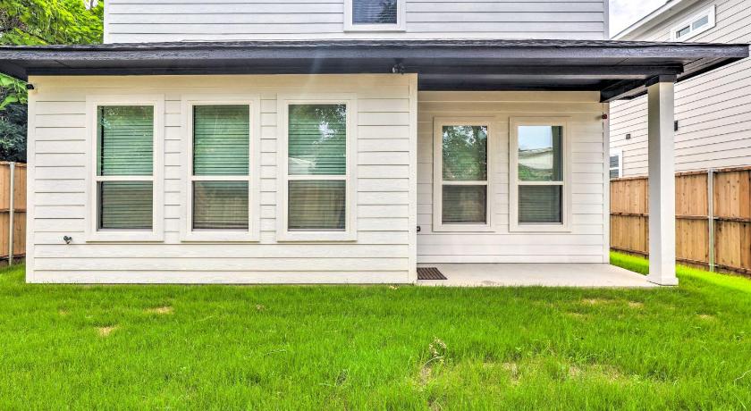 Chic and Spacious Dallas Getaway, 3 Mi to Dtwn! photo