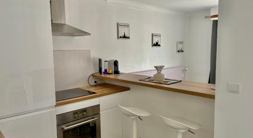 a kitchen with a stove top oven and a sink, Appartement confortable pres de la plage Catalane et Pharo in Marseille