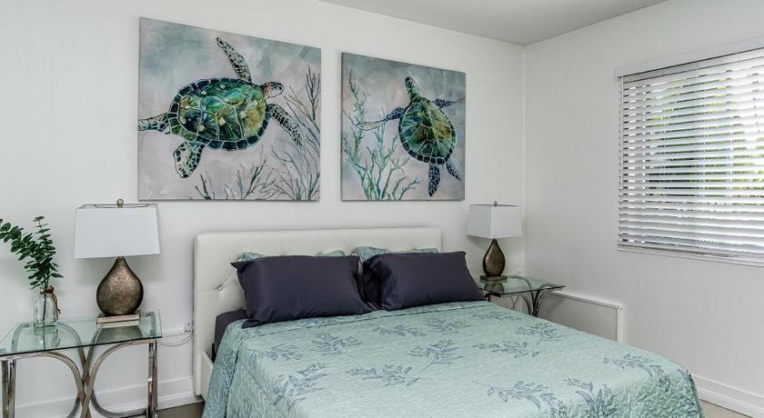 Entire vacation home with secluded backyard w BBQ near the beach — Hotel in Oceanside (CA)