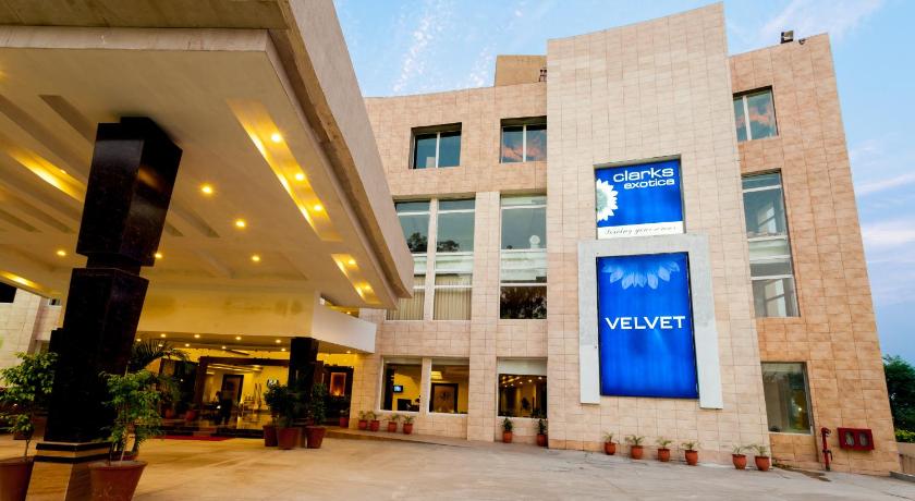 Velvet Clarks Exotica Zirakpur Hotel