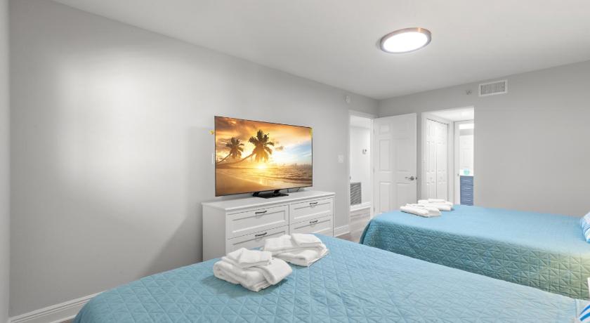 Three-Bedroom Condo, Las Brisas 306, Shared Pool, 3 Bedroom, Sleeps 8, Gulf Front, BBQ Area in Madeira Beach (FL)