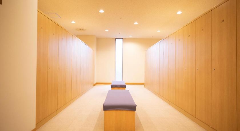 a hallway with a blue wall and a blue floor, Kamogawa Country Hotel in Onjuku