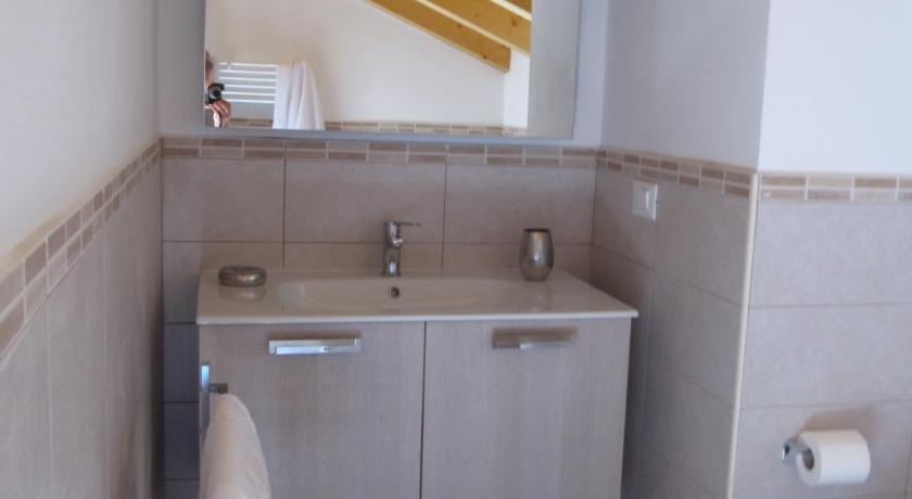 a bathroom with a sink and a towel rack, Magdalenablick in Funes