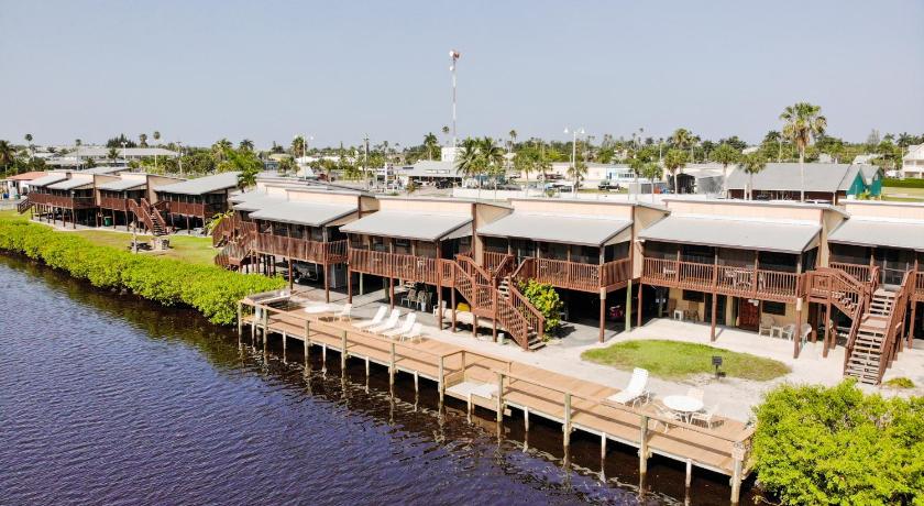 River Wilderness Waterfront Cabins — Hotel in Everglades City (FL)