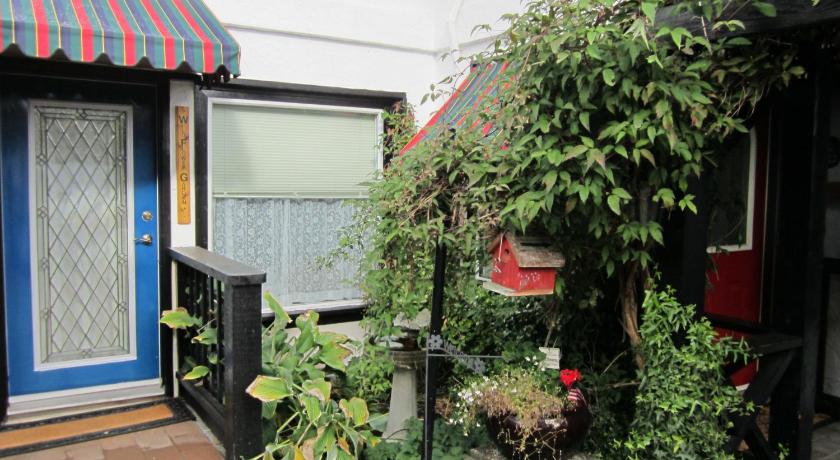 Best Price on Heathergate Cottage and Suites in Victoria