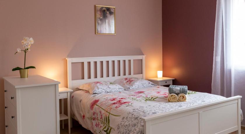 LOC TROTTEUR LE PIVOINE Studio Grand confort, Gare SNCF de Lourdes