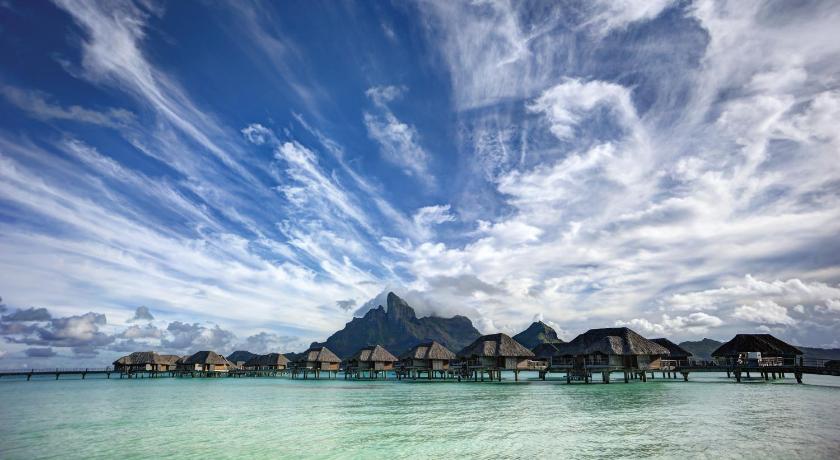 รูปของโอเวอร์วอเทอร์ บังกะโล สวีท 1 ห้องนอน เตียงคิงไซส์วิวลากูน (One Bedroom Lagoon View Over Water Bungalow Suite King bed) 13