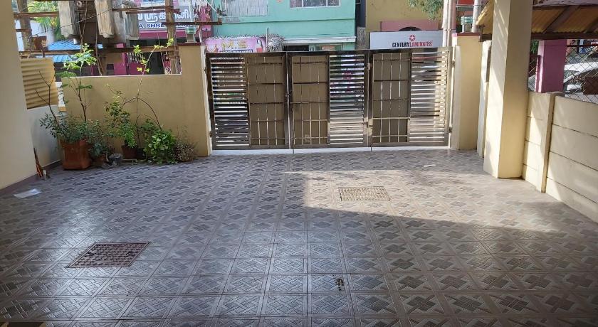suloram illam    three  rooms each with 2,4,5 beds photo