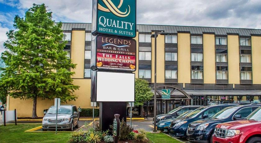 Niagara Falls (NY) Quality Hotel & Suites At The Falls 2-Star Hotel pool