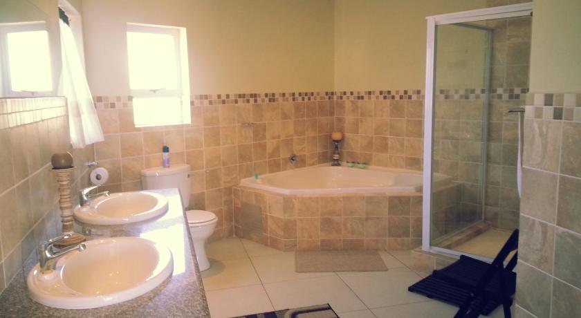 Image of Queen Suite with Spa Bath 2