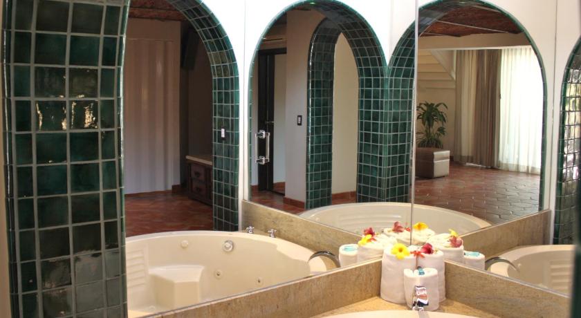 a bathroom with two sinks and a bath tub, Quinta Don Jose Boutique Hotel in Guadalajara