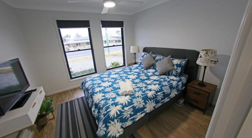 Granny Flat next to golf course photo