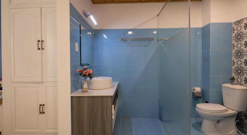 a bathroom with a toilet a sink and a shower, Casa Maya Hotel in Phan Rang – Tháp Chàm (Ninh Thuận)