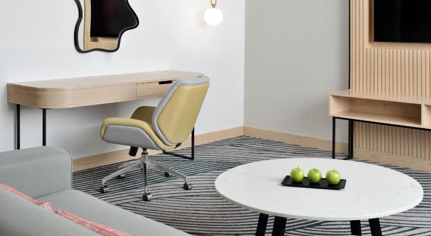 Image of 1 King Junior Suite Smoking 9