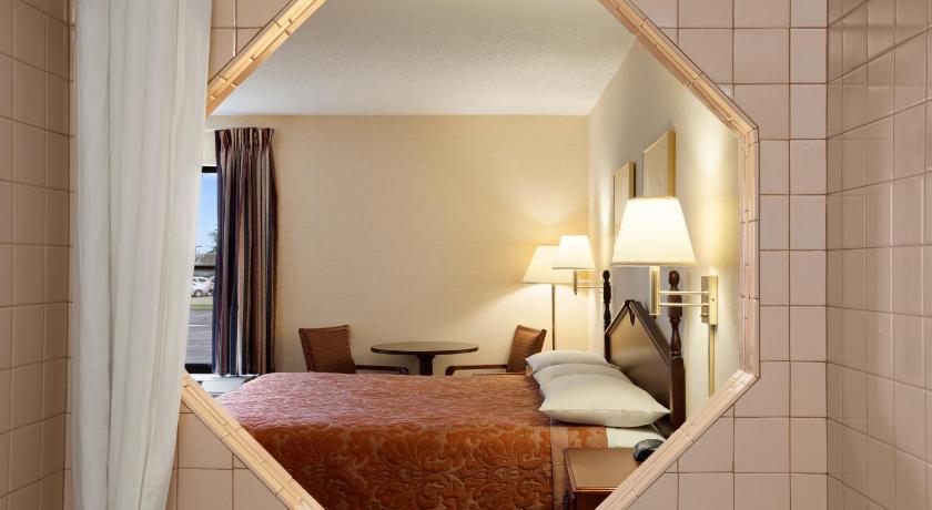 Super 8 By Wyndham Evansville North photo