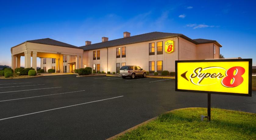 Super 8 By Wyndham Evansville North photo
