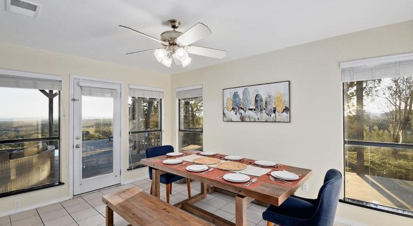 Johnstown Hot Tub, Heated Infinity Pool, Perfect Hill Country Estate on 10 Acres 5-Star Accommodation exterior