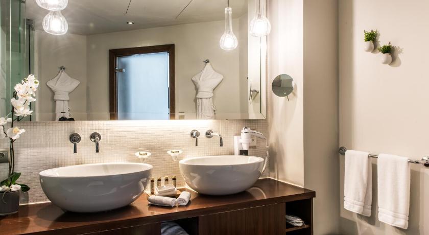 Image of Premium Room, 2 Queen Size Beds, City and Ocean View 9