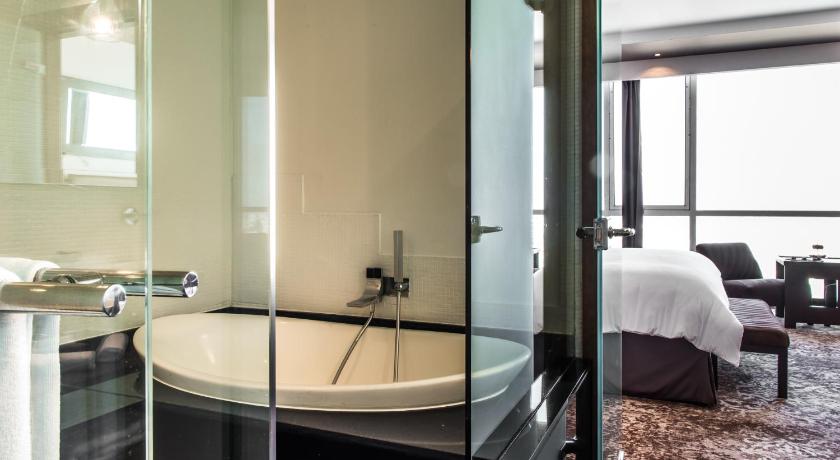 Image of Premium Room, 2 Queen Size Beds, City and Ocean View 10
