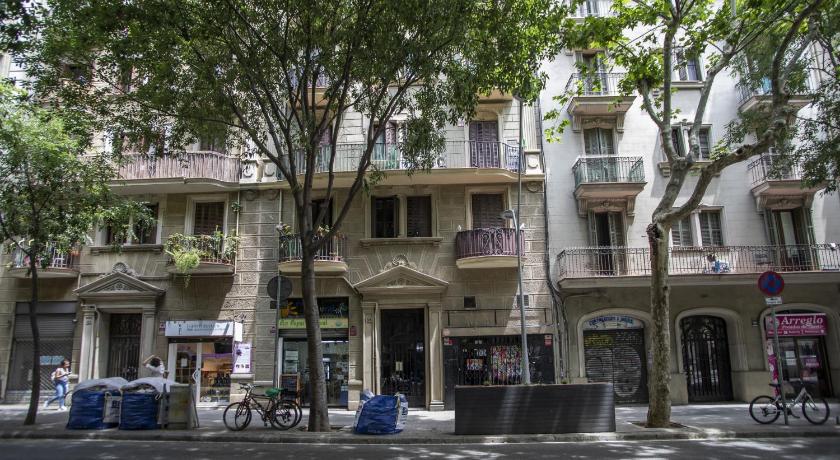 31ENT335 - Mediterranean decorated apartment photo