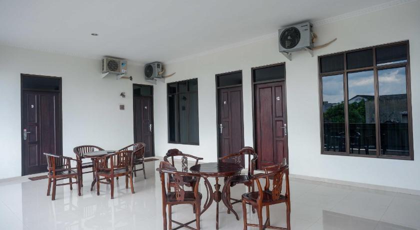 RedDoorz near Terminal Tirtonadi 2 – Surakarta (Solo), SD