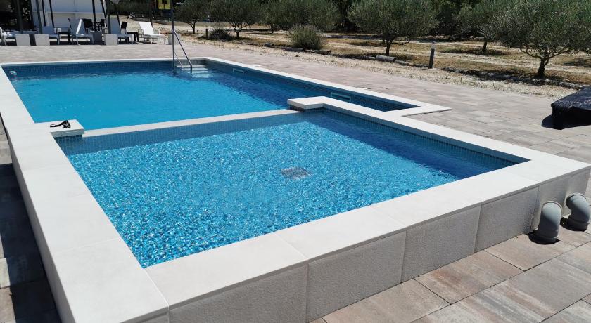 Grande Glamping with Pool — Hotel in Biograd na Moru