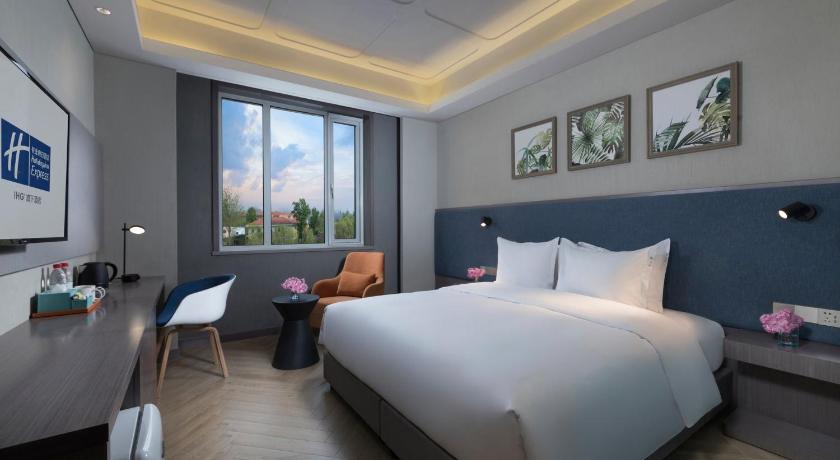 Image of Standard King Room with Courtyard Access 1