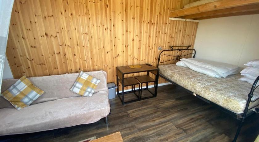 Cwt melyn, posh camping sheperds hut, budget friendly, bedding and towels not included with your boo photo