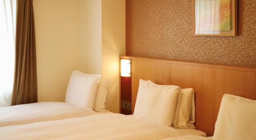 a hotel room with two beds and two lamps, Hotel The West Hills Mito in Mito