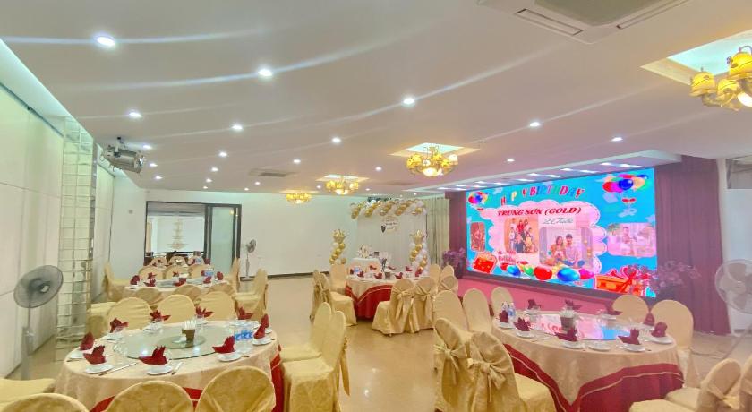 a large room filled with tables and chairs, White Palace Hotel in Ha Tinh